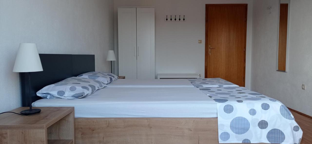 Studio Apartment With Balcony Trogir Eksteriør billede